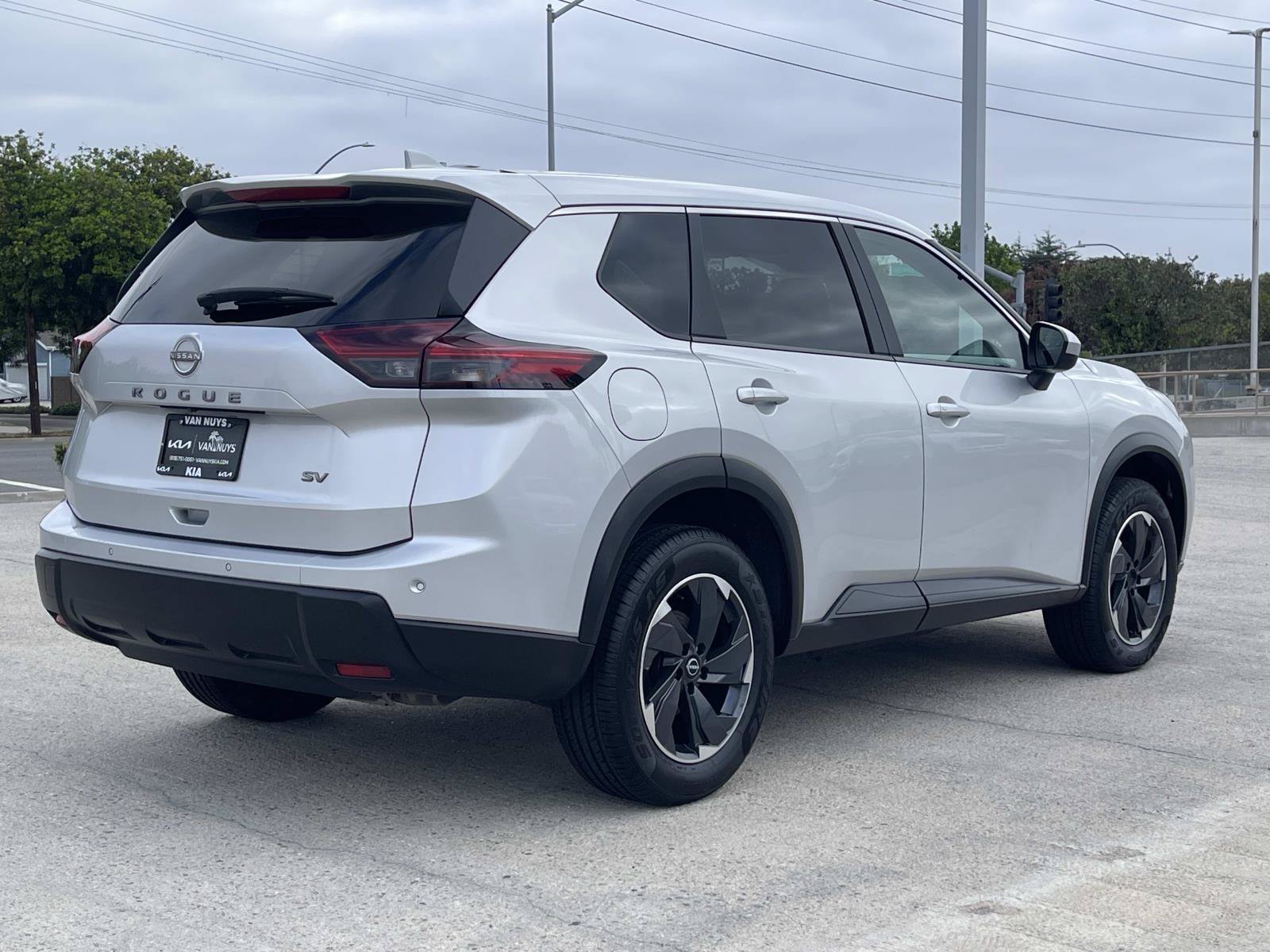 Used 2024 Nissan Rogue SV FWD image 3