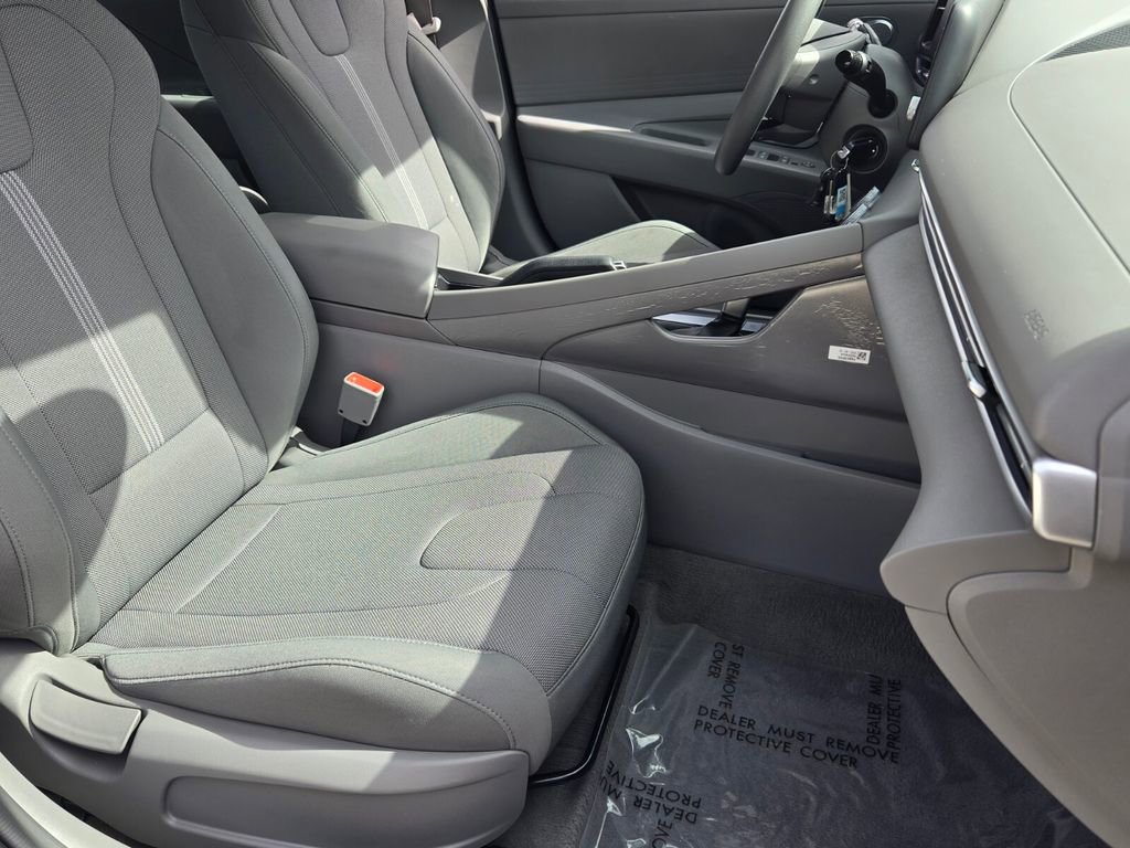 Used 2025 Hyundai Elantra SE FWD image 20
