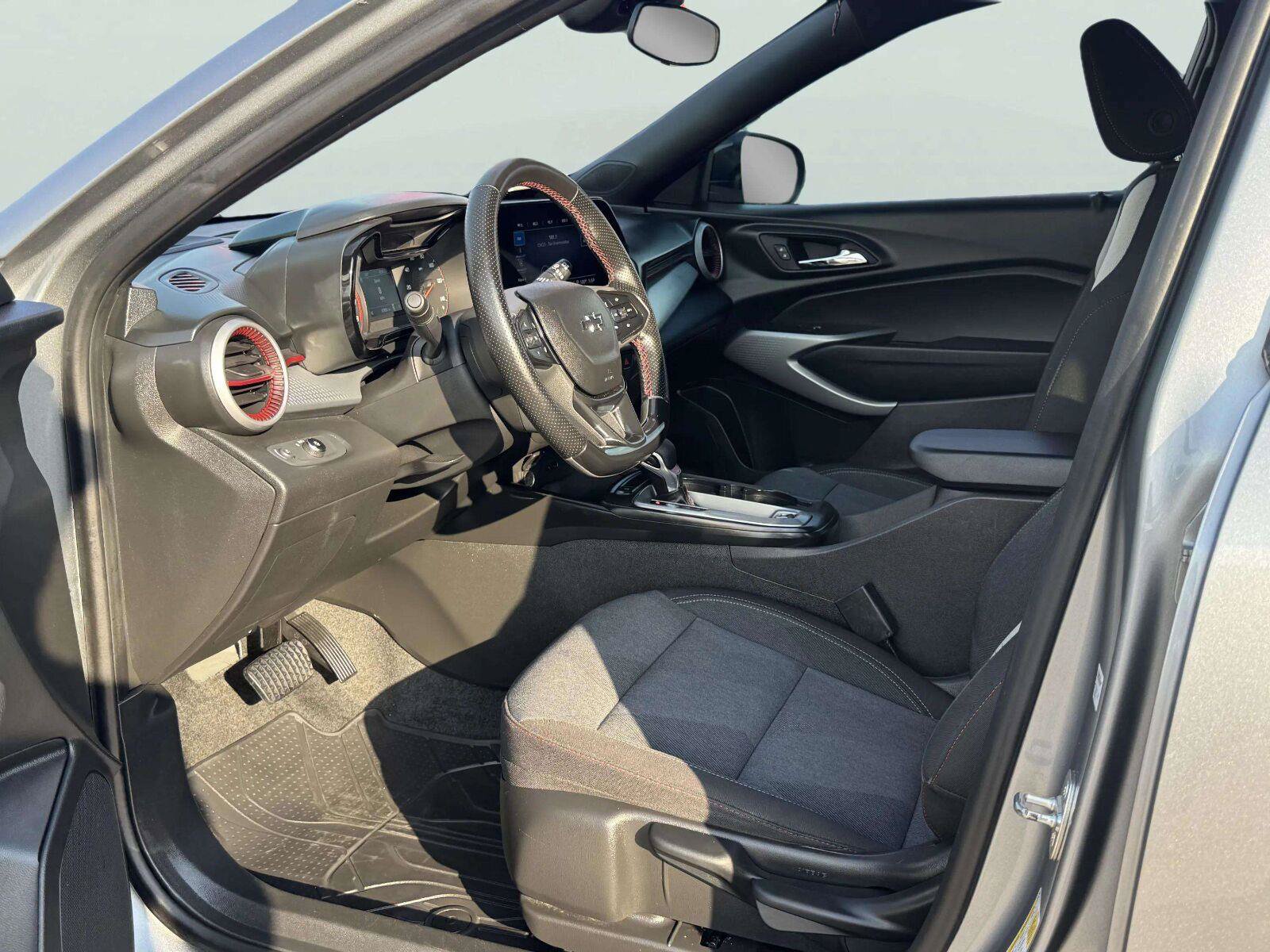Used 2024 Chevrolet Trax RS w/ Sunroof Package FWD image 21