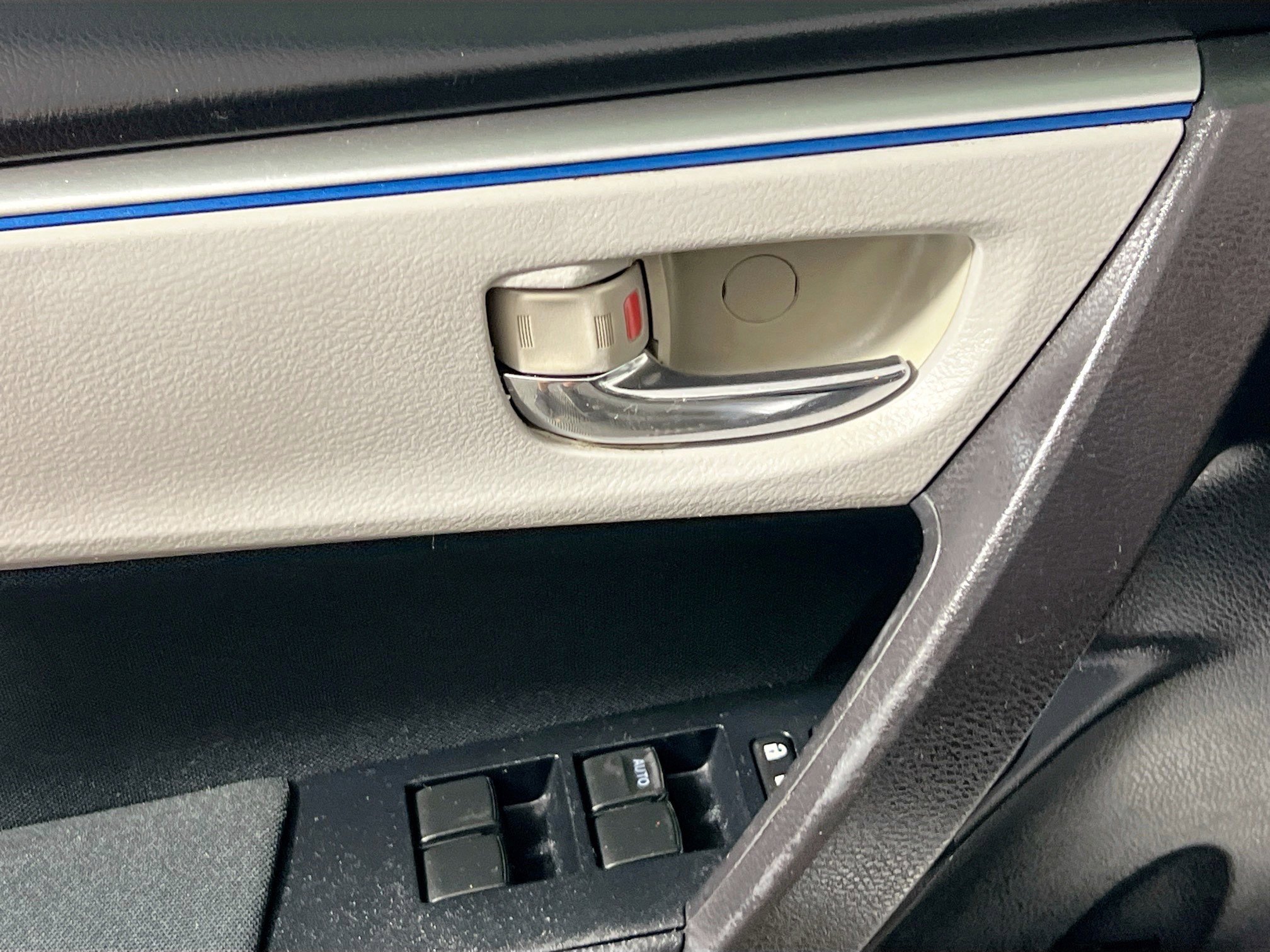 Used 2015 Toyota Corolla LE FWD image 16