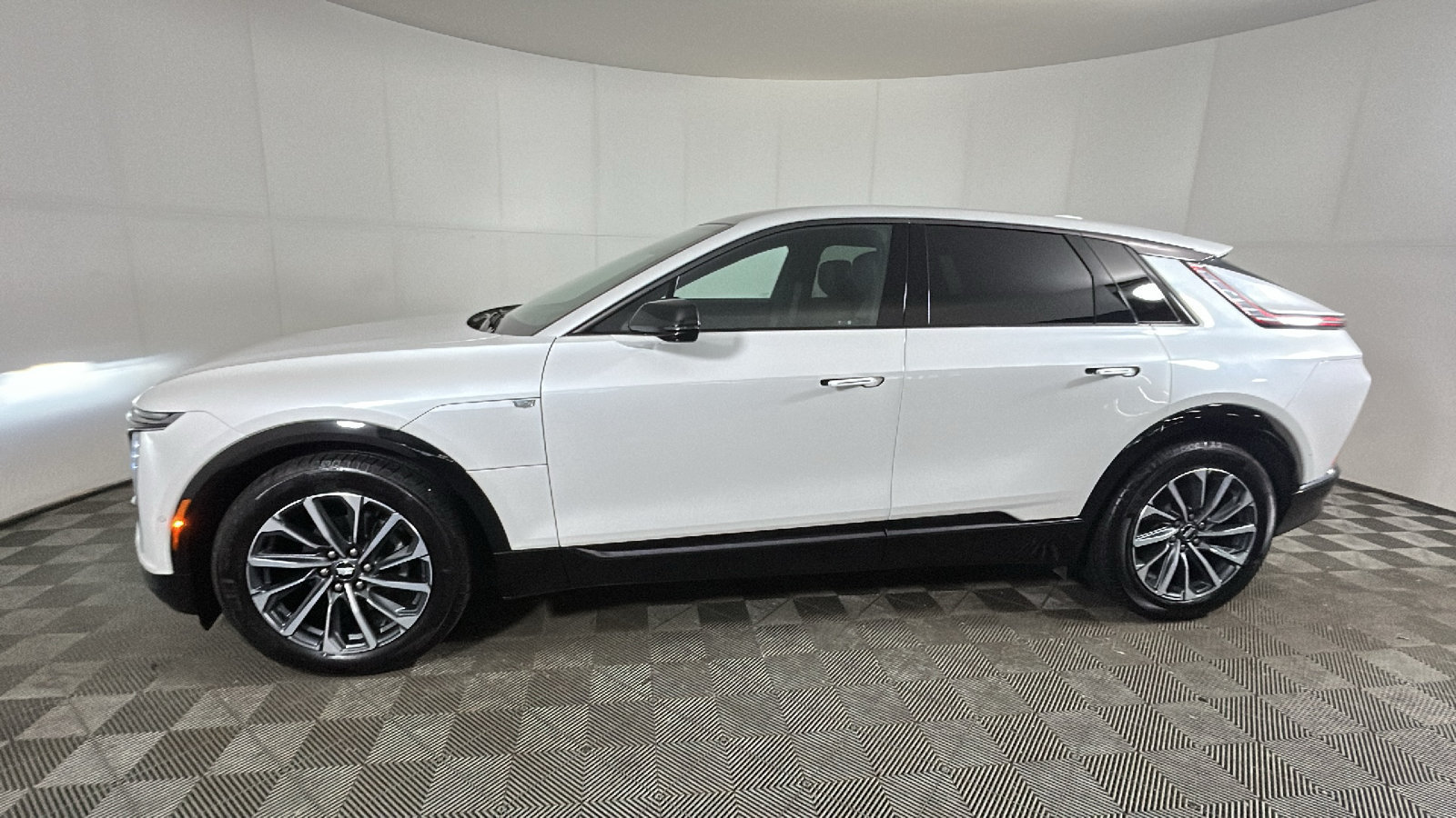 Used 2024 Cadillac Lyriq Sport w/ LPO, Floor Liner Package AWD/4WD image 7