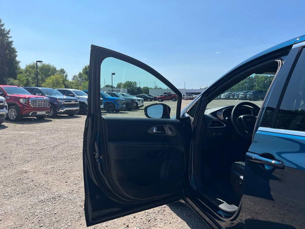 Used 2025 Chrysler Pacifica Select FWD image 18