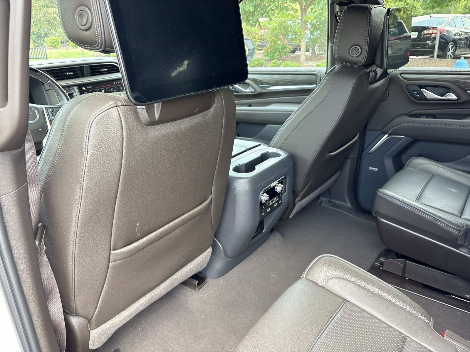 Used 2024 GMC Yukon Denali w/ Denali Reserve Package RWD image 32