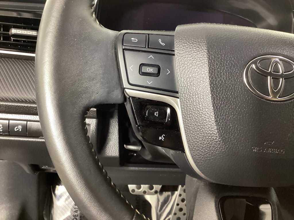 Used 2025 Toyota Camry SE w/ Convenience Package FWD image 14