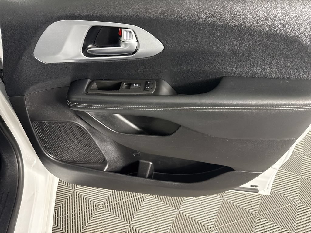 Used 2021 Chrysler Pacifica Touring w/ S Appearance Package FWD image 35