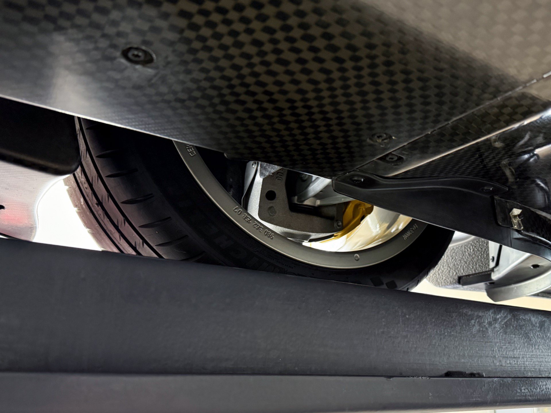 Used 2004 Porsche Carrera GT RWD image 97