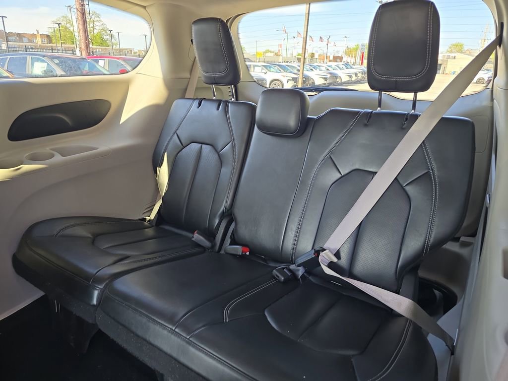 Used 2024 Chrysler Pacifica Touring-L FWD image 10