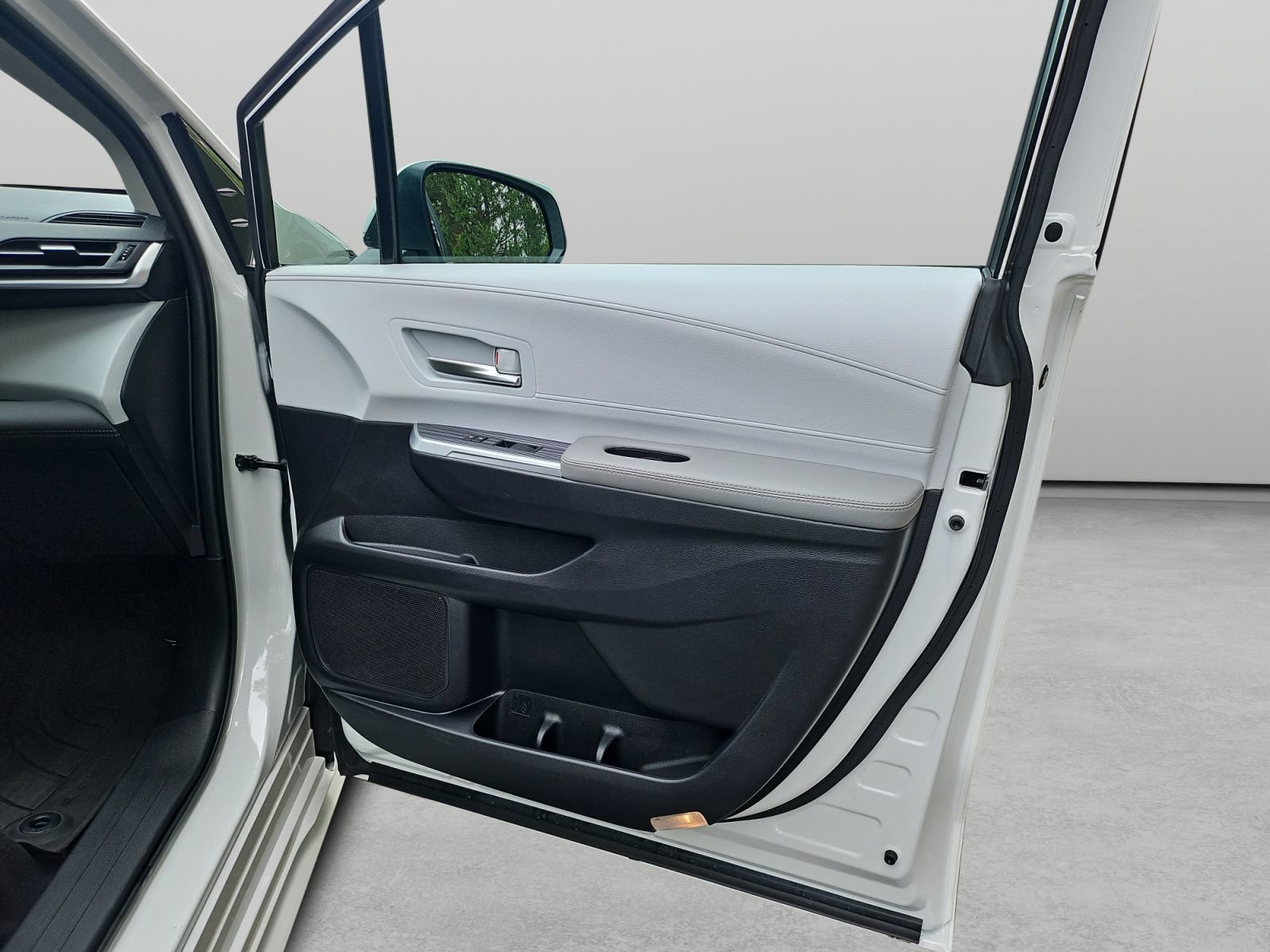Used 2025 Toyota Sienna XLE FWD image 36