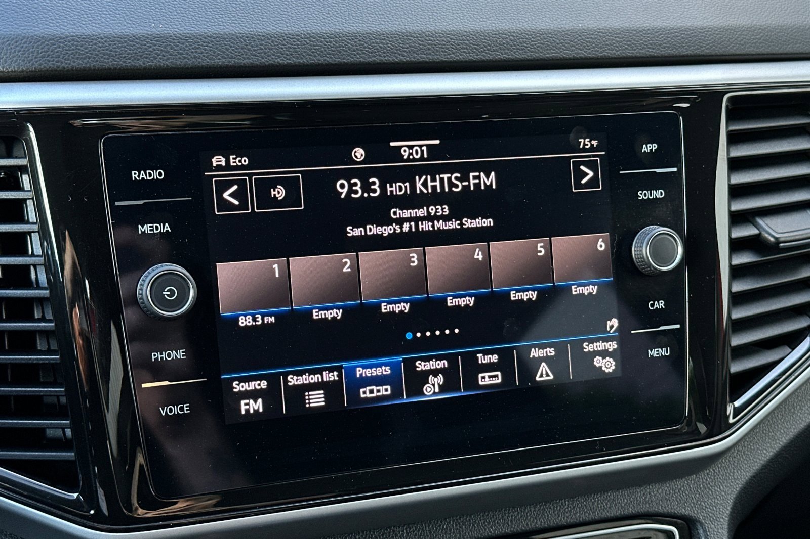 Used 2022 Volkswagen Atlas Cross Sport SE image 18