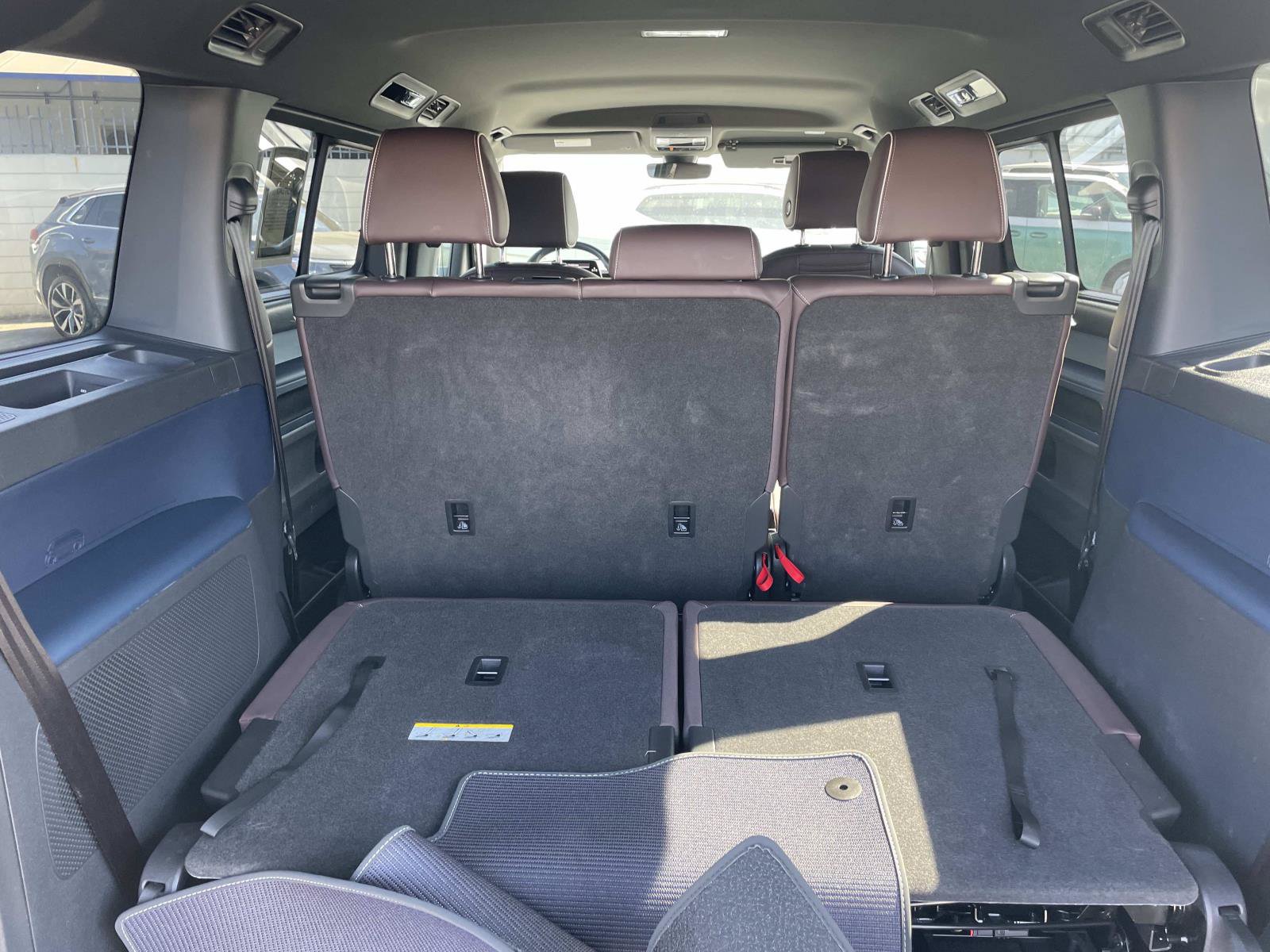 Certified 2025 Volkswagen ID. Buzz Pro S RWD image 5