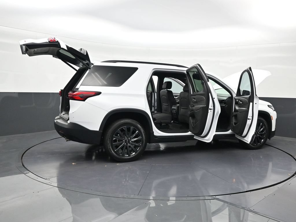 Used 2023 Chevrolet Traverse RS FWD image 37