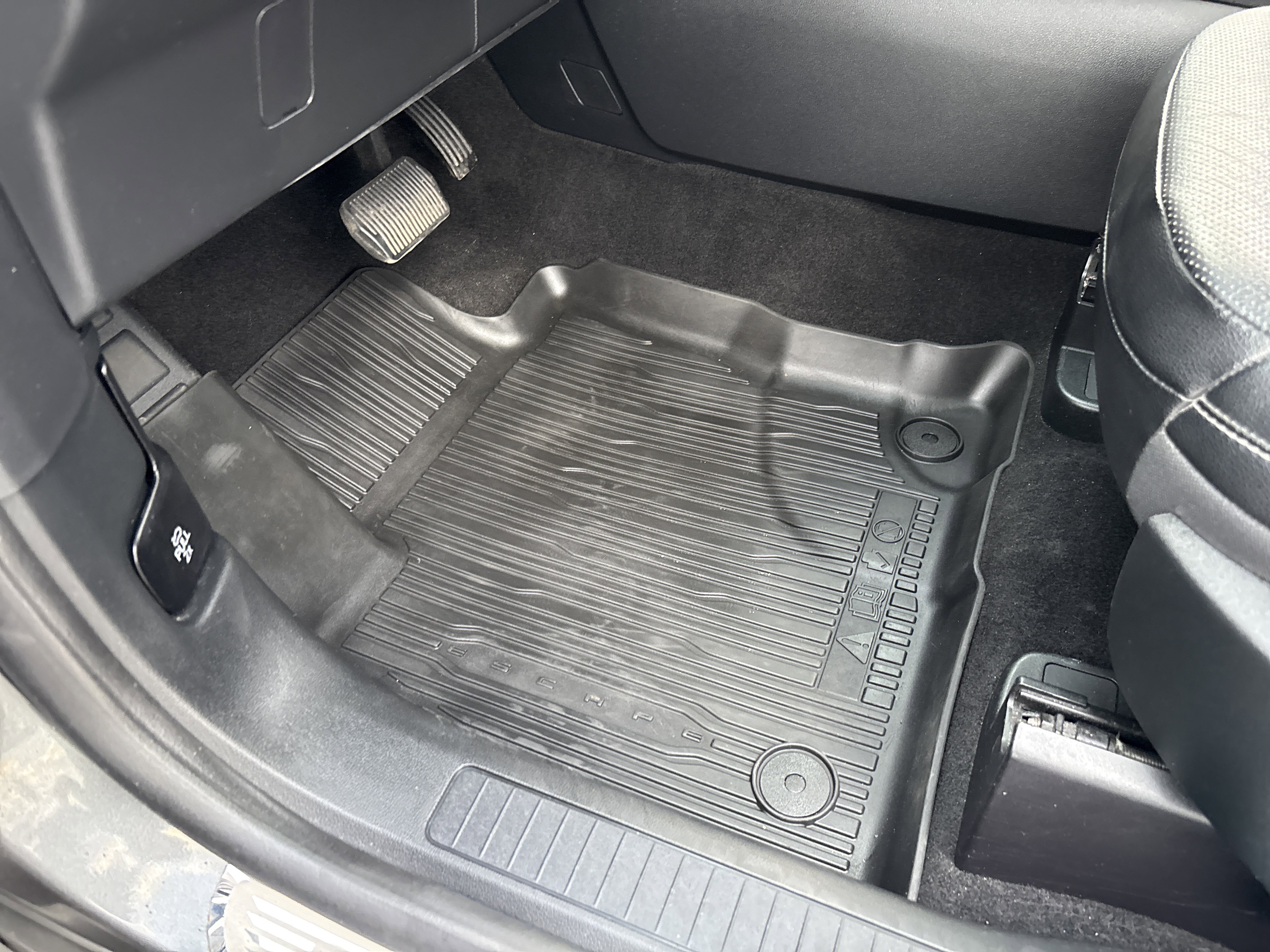 Used 2020 Ford Escape Titanium image 23