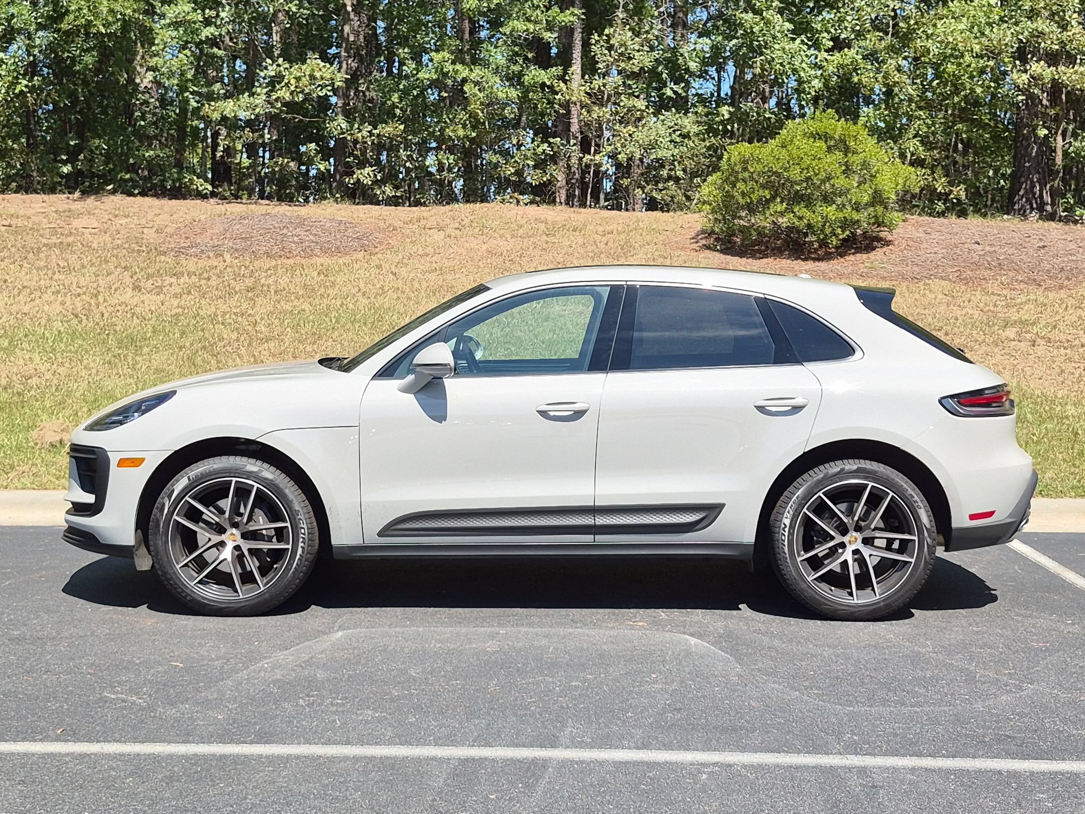 Certified 2024 Porsche Macan AWD/4WD image 2