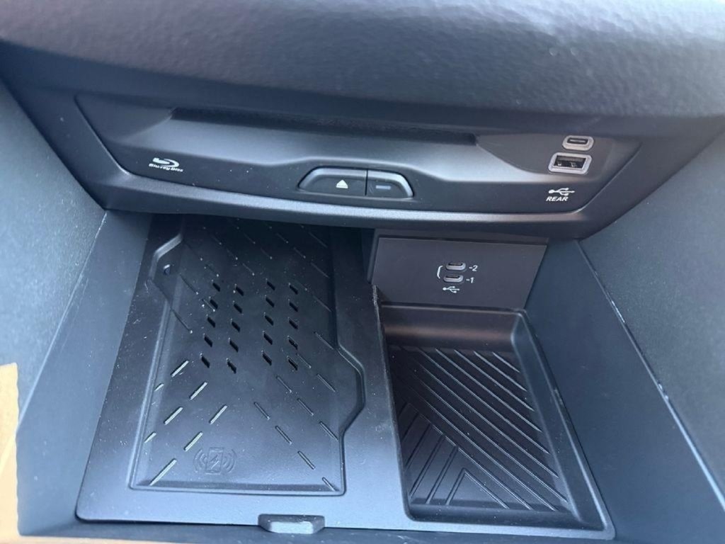 New 2026 Chrysler Pacifica Limited w/ Uconnect Theater Family Group FWD image 18