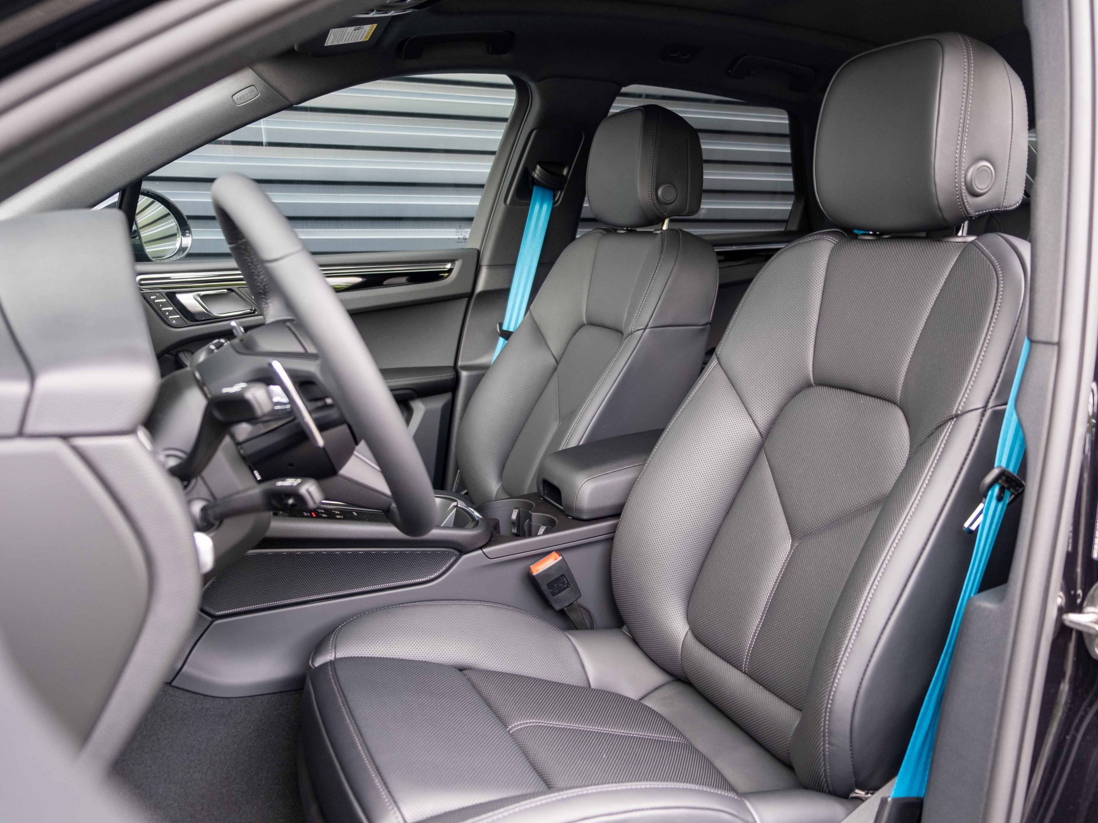 Certified 2025 Porsche Macan image 5