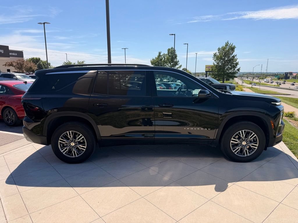 Used 2025 Chevrolet Traverse LT FWD image 11