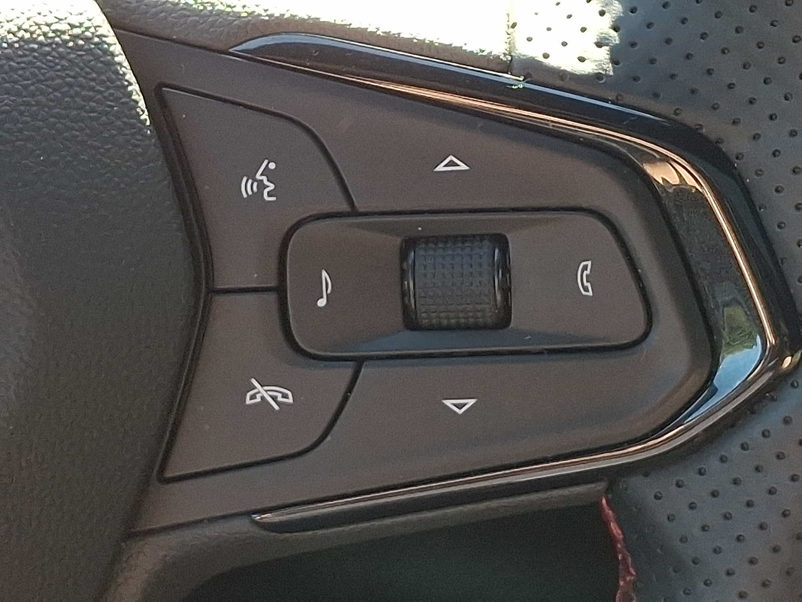 Used 2024 Chevrolet Trax RS w/ Sunroof Package FWD image 23