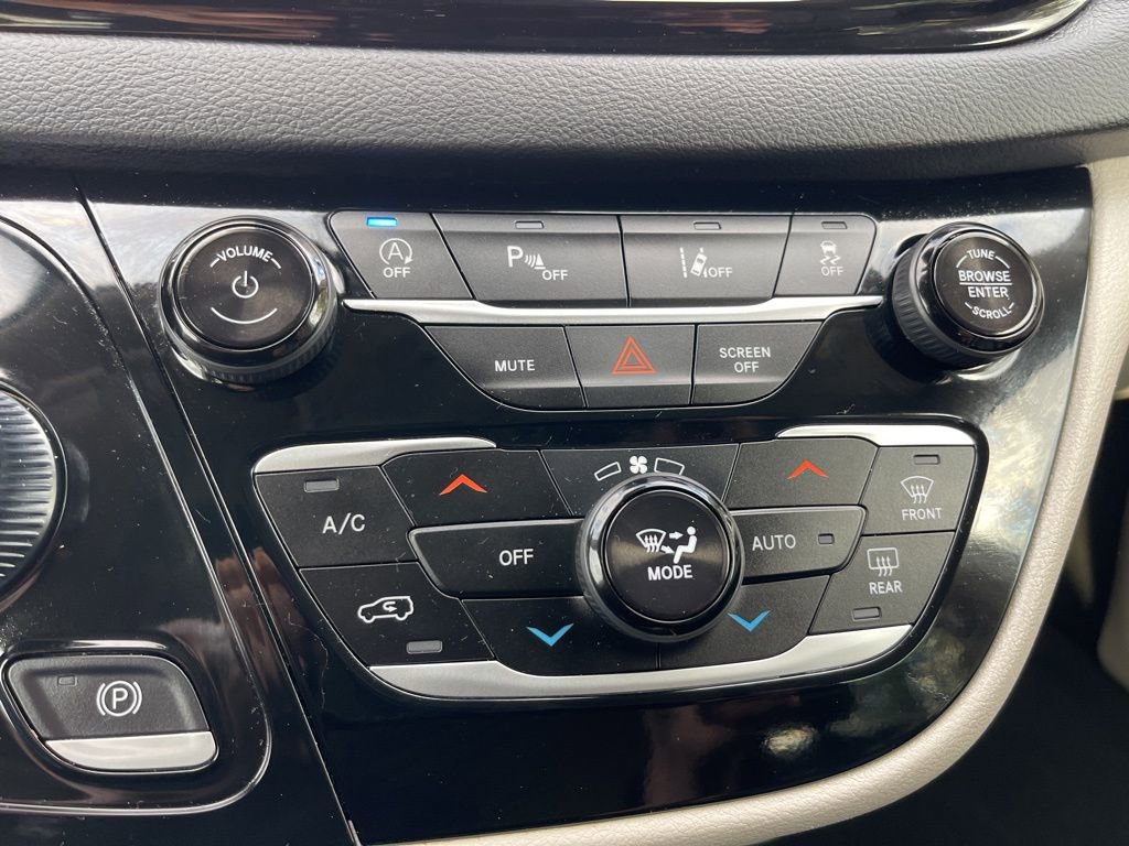 Used 2024 Chrysler Pacifica Touring-L image 12