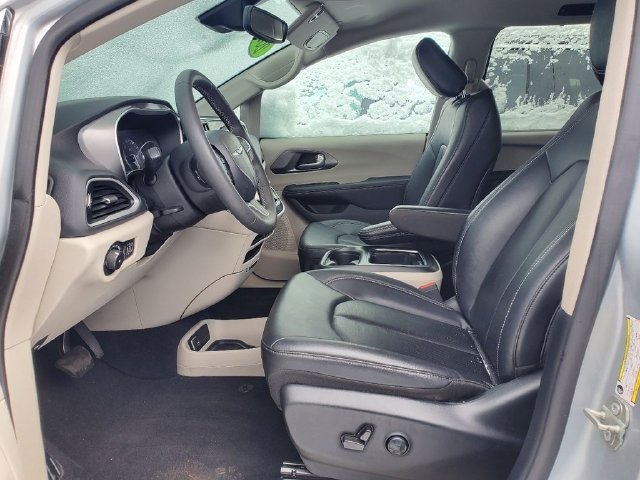 Used 2024 Chrysler Pacifica Touring-L FWD image 5