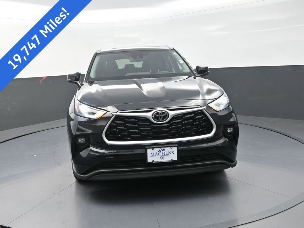 Used 2024 Toyota Highlander XLE AWD/4WD image 2