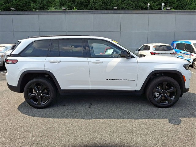Used 2023 Jeep Grand Cherokee Limited w/ Black Appearance Package image 26