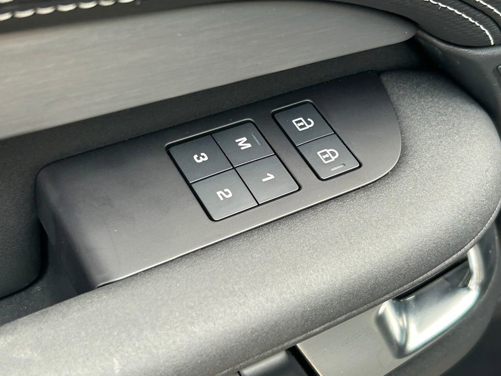Used 2024 Land Rover Discovery Dynamic SE AWD/4WD image 27