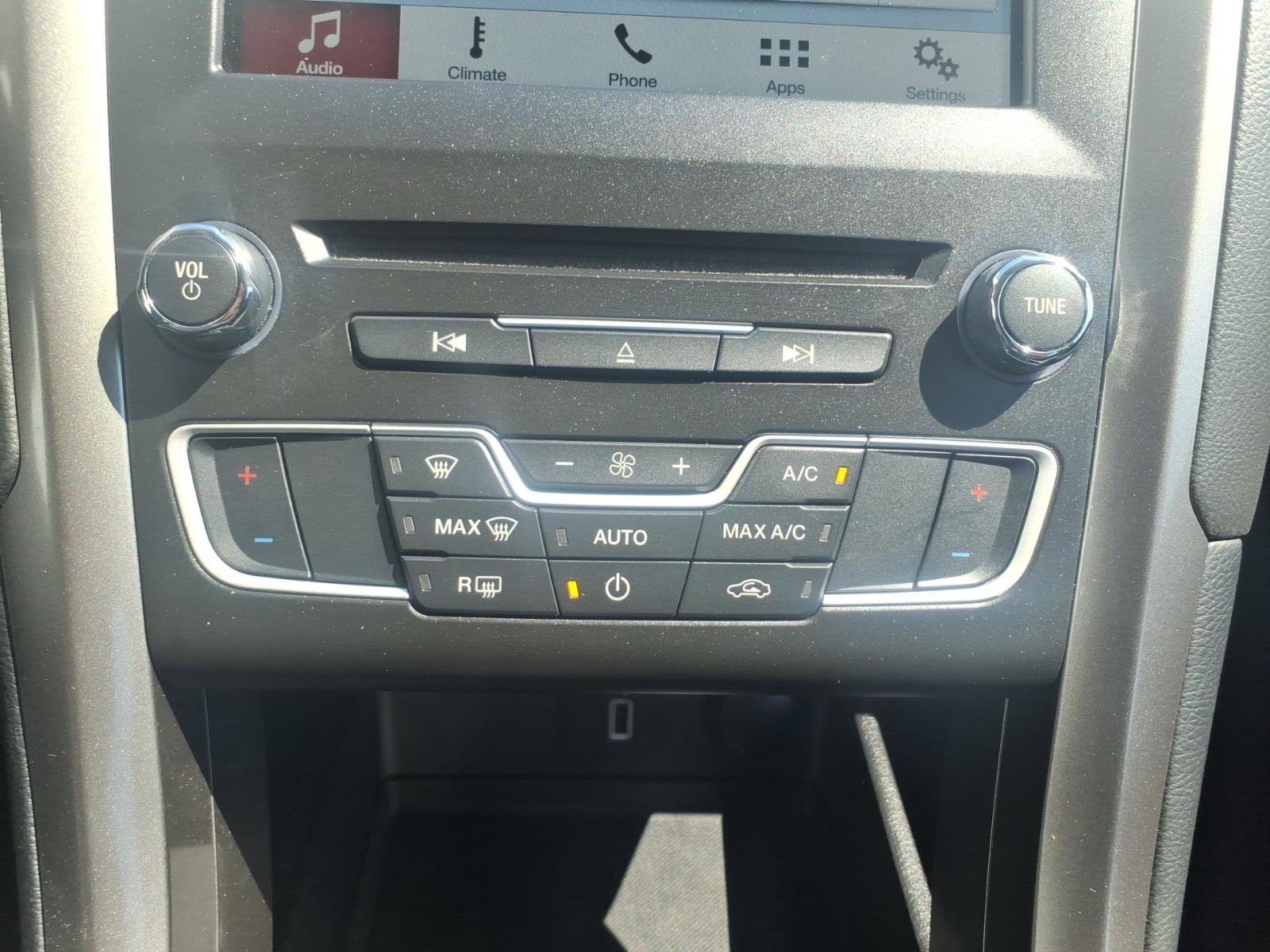 Used 2018 Ford Fusion SE w/ Fusion SE Technology Package image 18