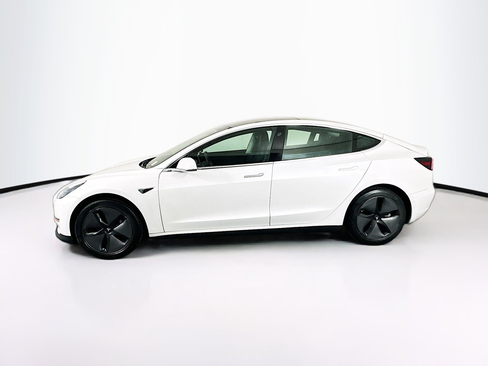 Used 2020 Tesla Model 3 Standard Range Plus image 4