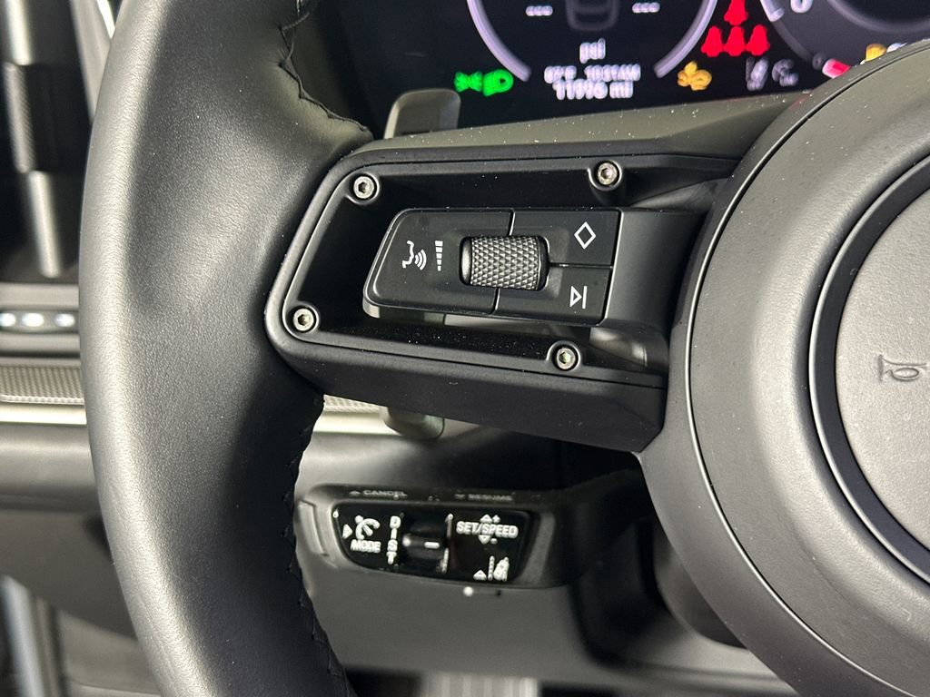 Used 2025 Porsche Cayenne Coupe image 25