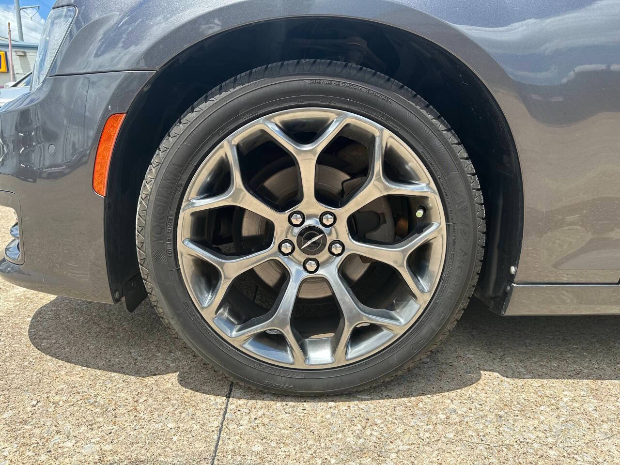 Used 2018 Chrysler 300 S w/ 300S Premium Group RWD image 11