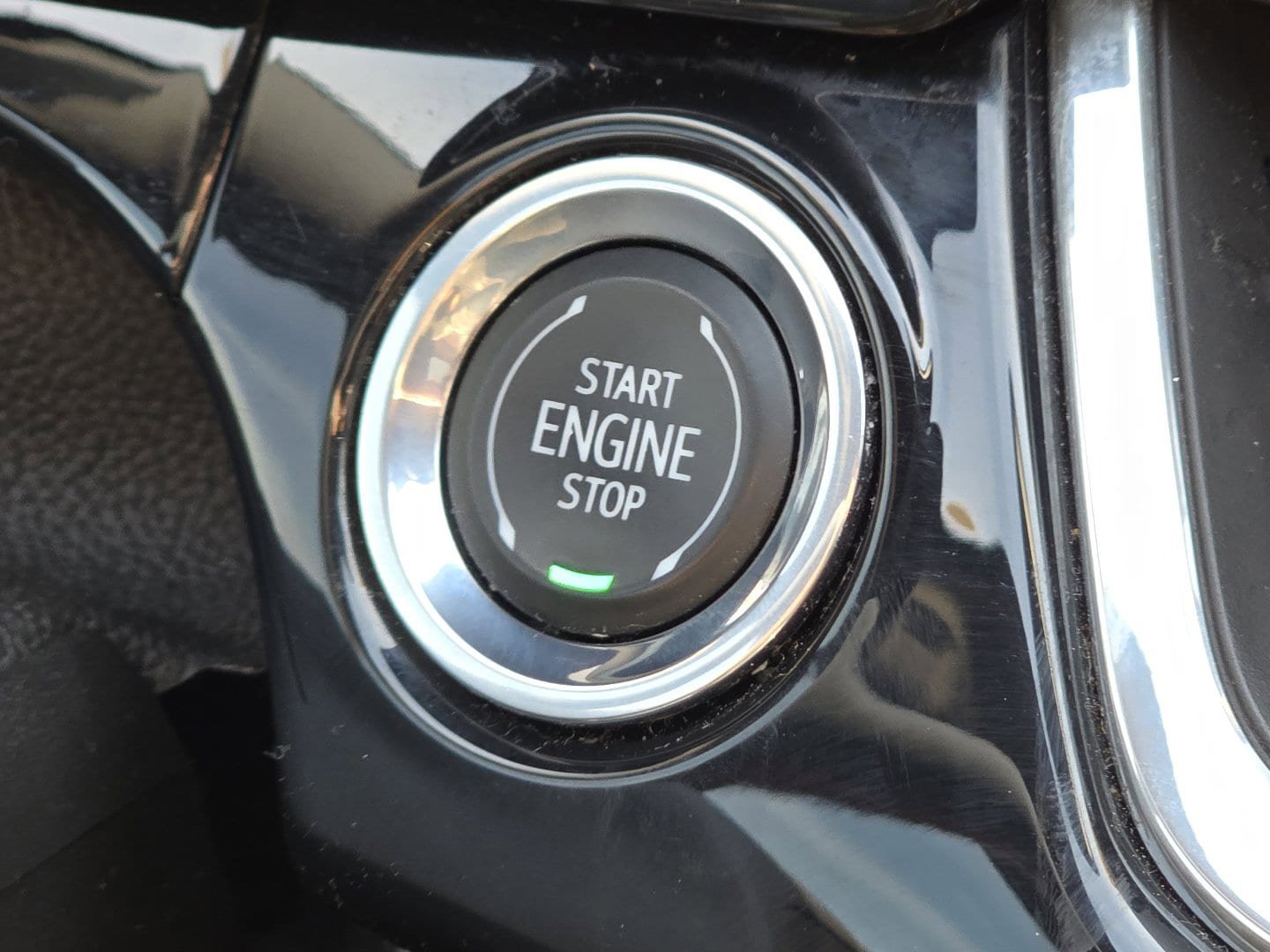 Used 2024 Chevrolet Trax RS w/ Sunroof Package FWD image 9