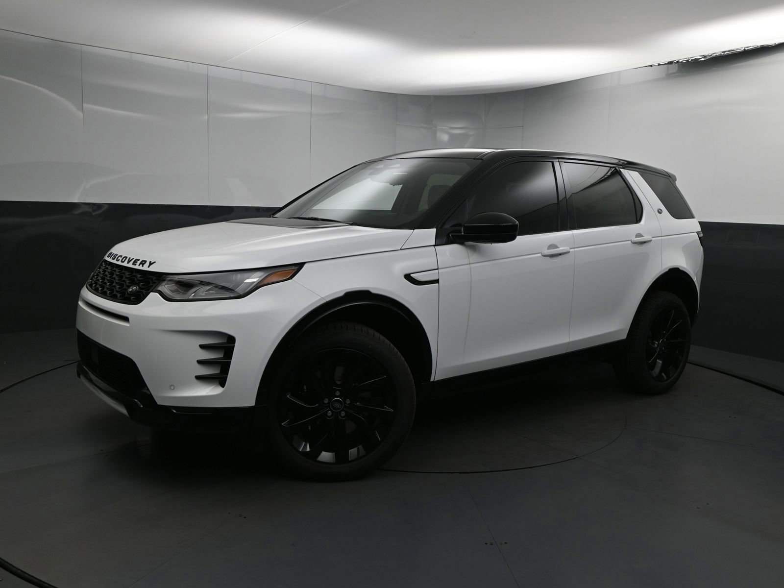 New 2025 Land Rover Discovery Sport Dynamic SE image 1