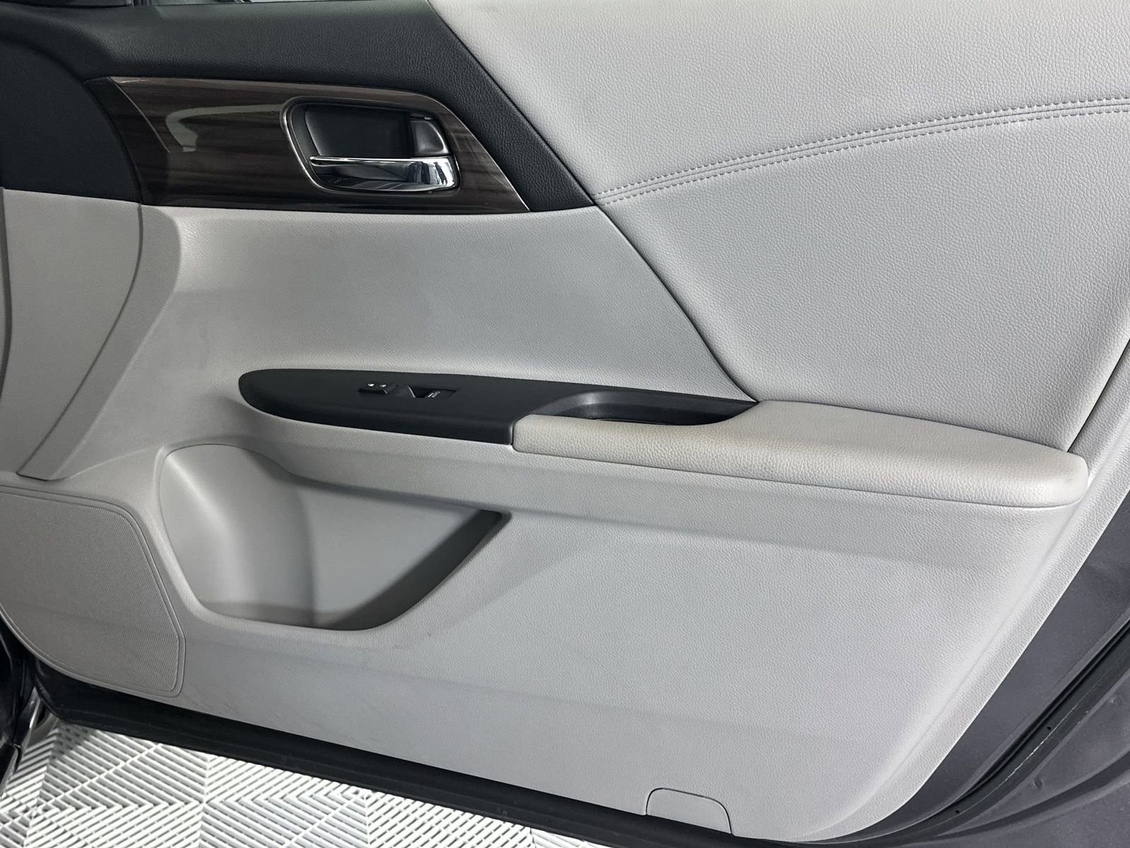 Used 2017 Honda Accord EX-L image 31