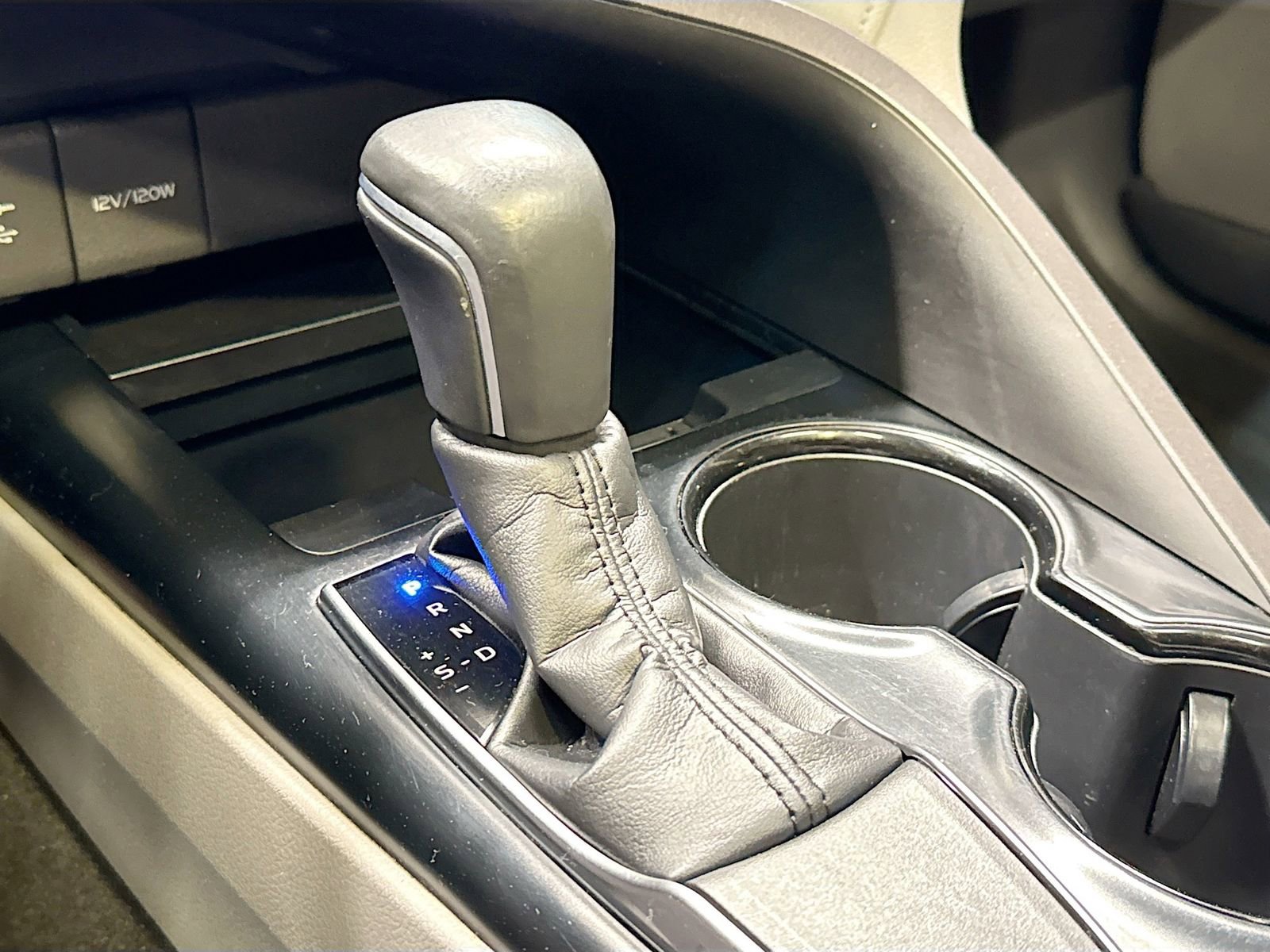 Used 2018 Toyota Camry SE w/ Moonroof Package FWD image 19