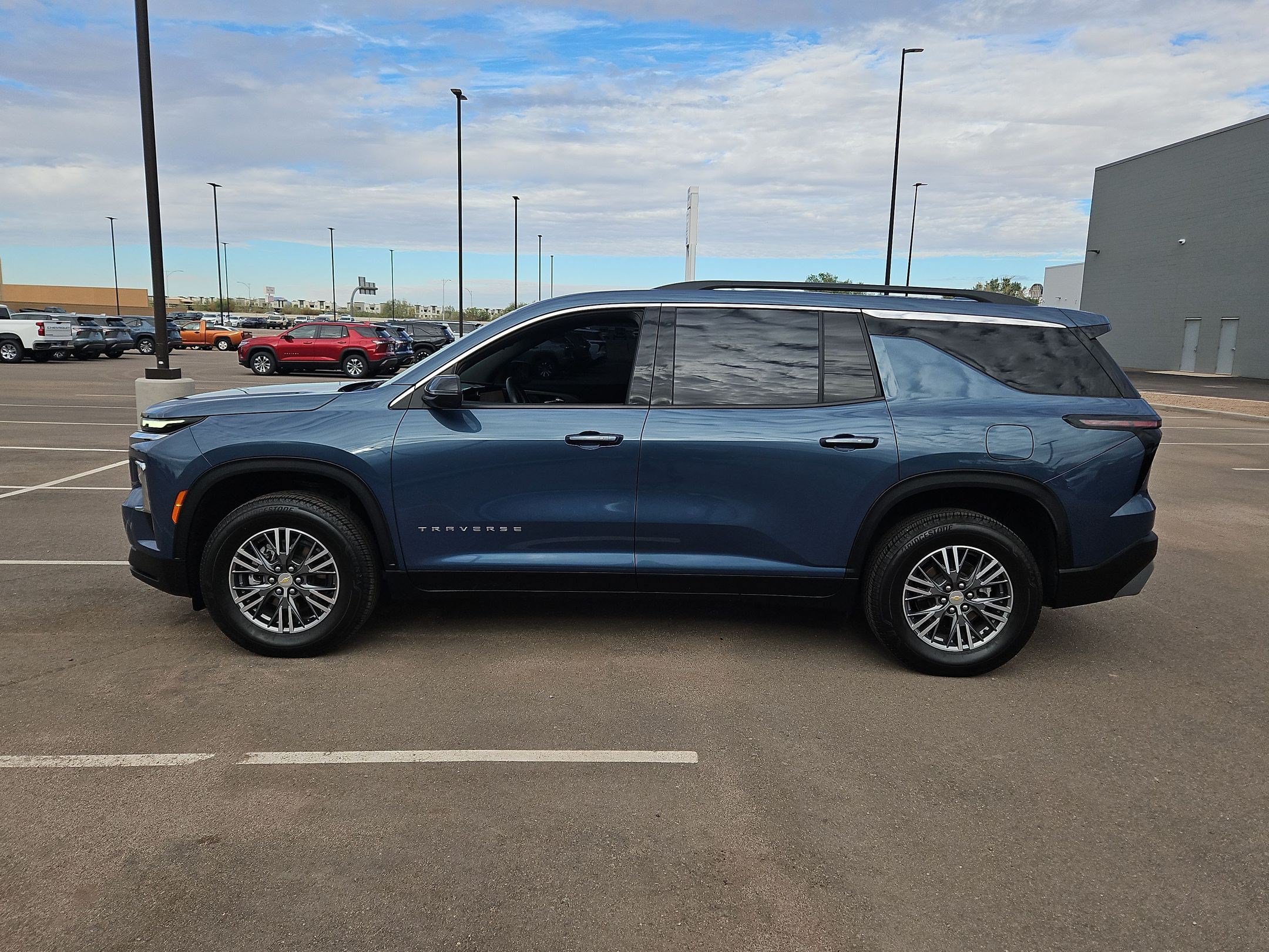 Used 2025 Chevrolet Traverse LT FWD image 2