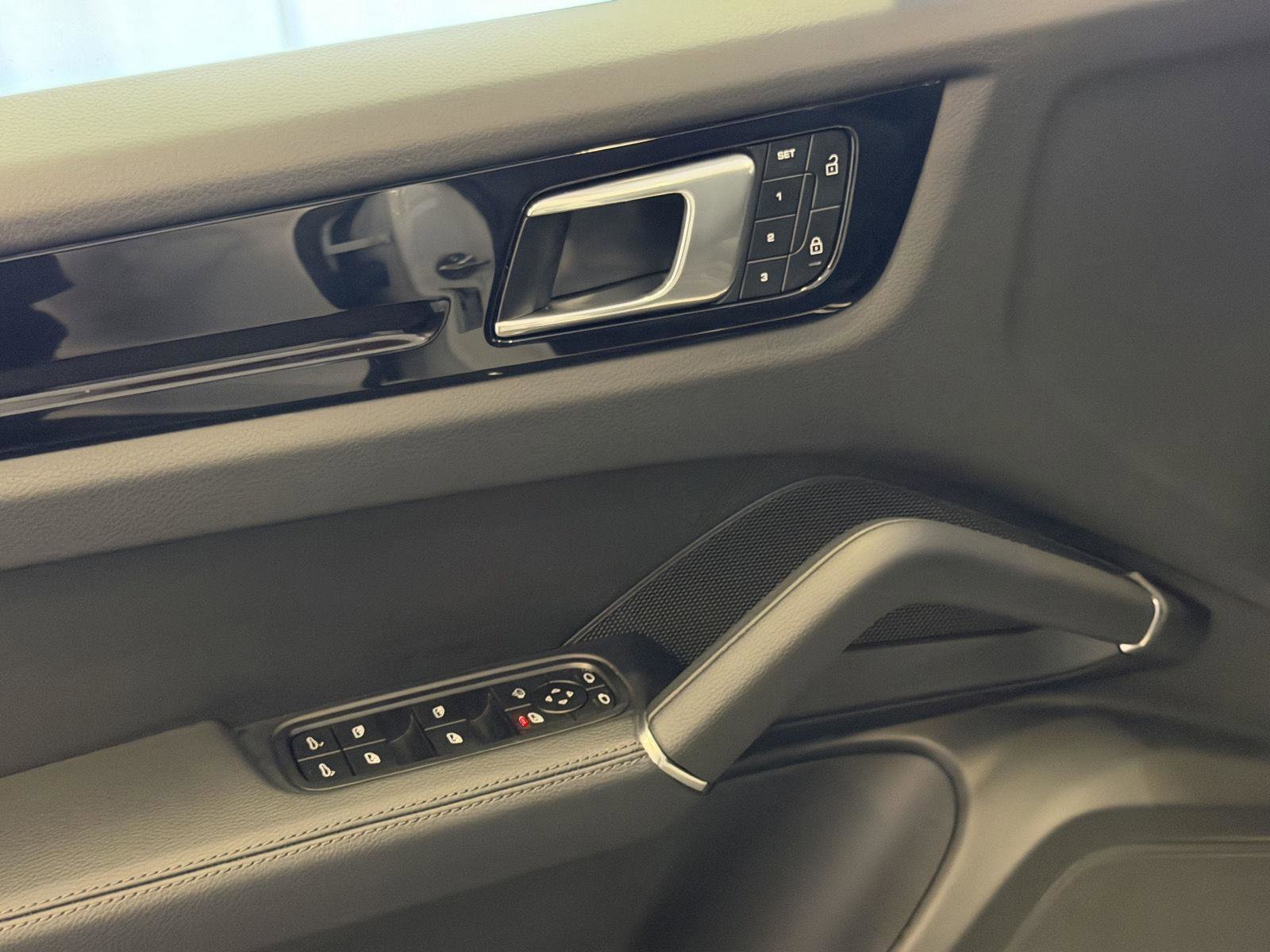 Certified 2023 Porsche Cayenne Platinum Edition image 14