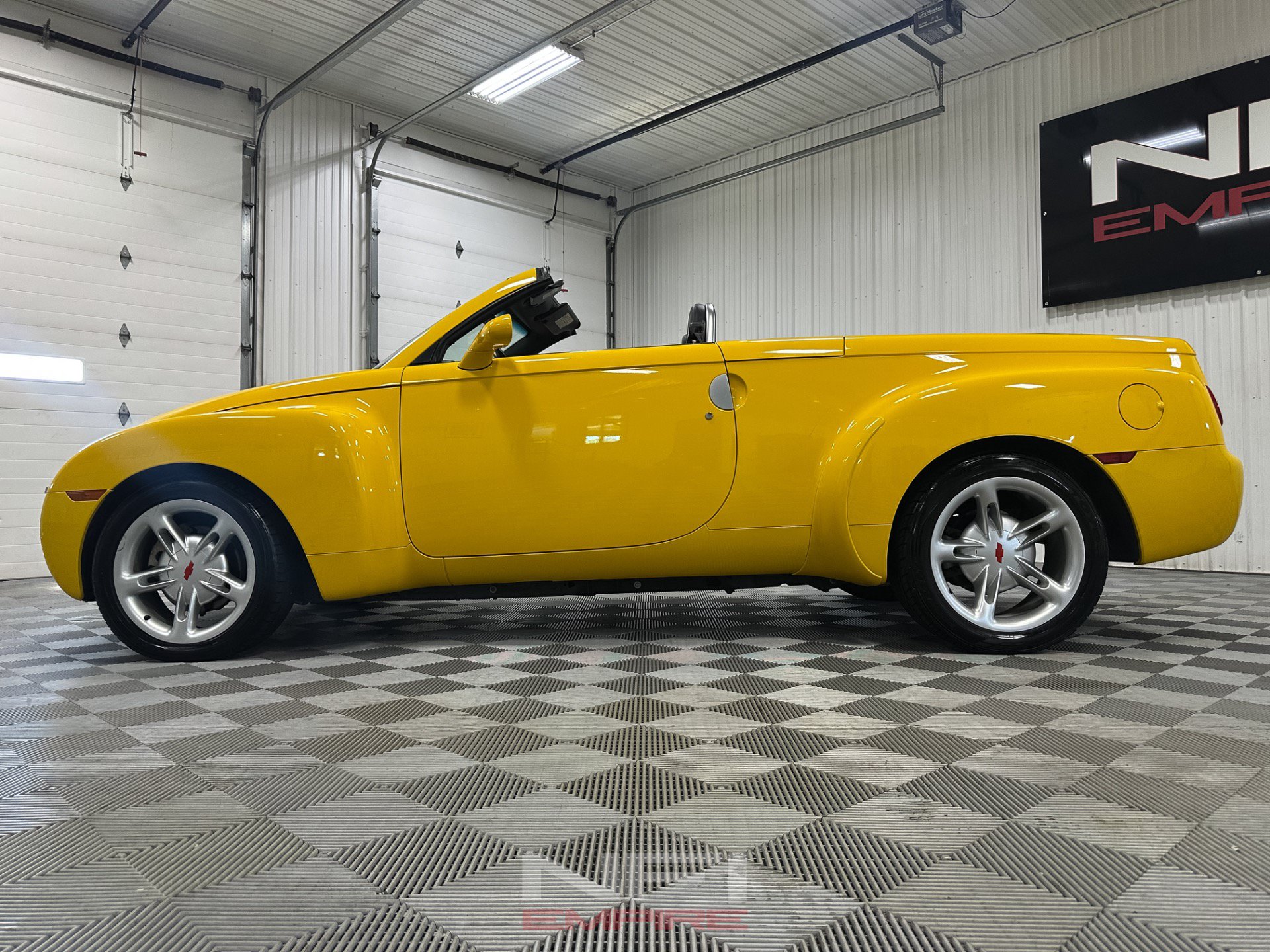 Used 2004 Chevrolet SSR w/ Preferred Equipment Group RWD image 20