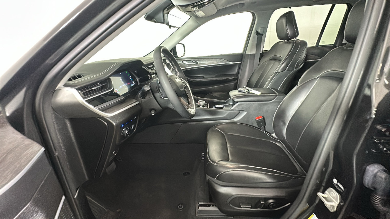 Used 2023 Jeep Grand Cherokee 4WD 4xe w/ Luxury Tech Group II image 14