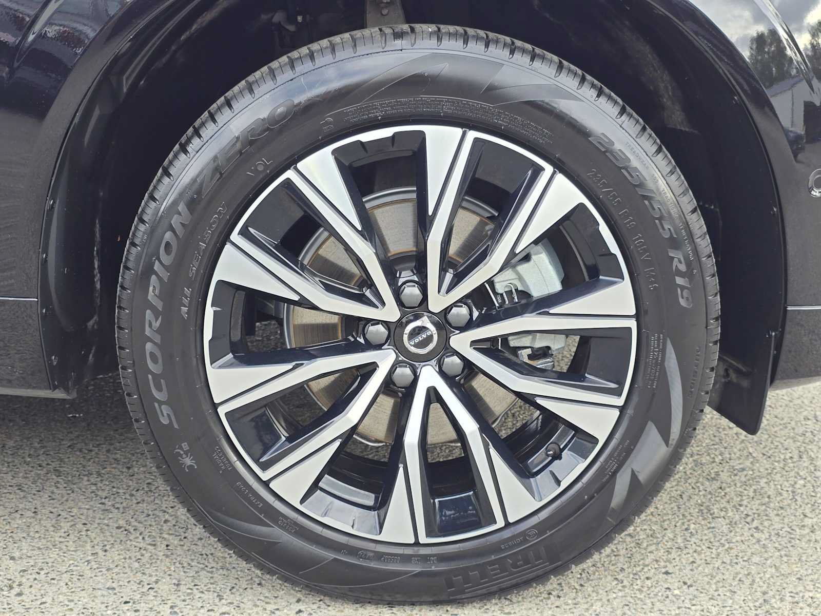 Used 2025 Volvo XC60 B5 Plus AWD/4WD image 9