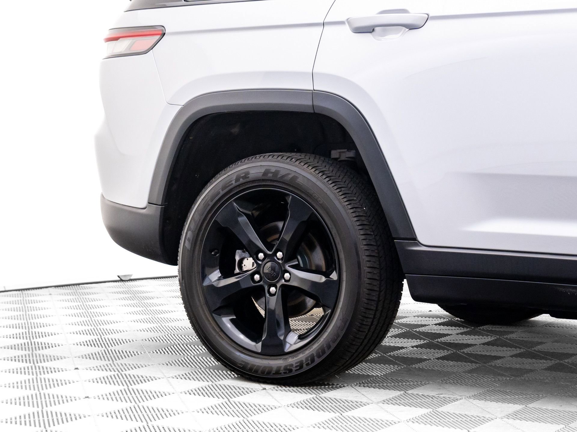 Used 2024 Jeep Grand Cherokee Altitude image 36