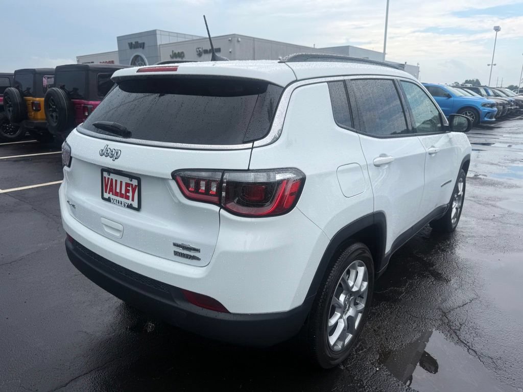 Used 2022 Jeep Compass Latitude AWD/4WD image 3