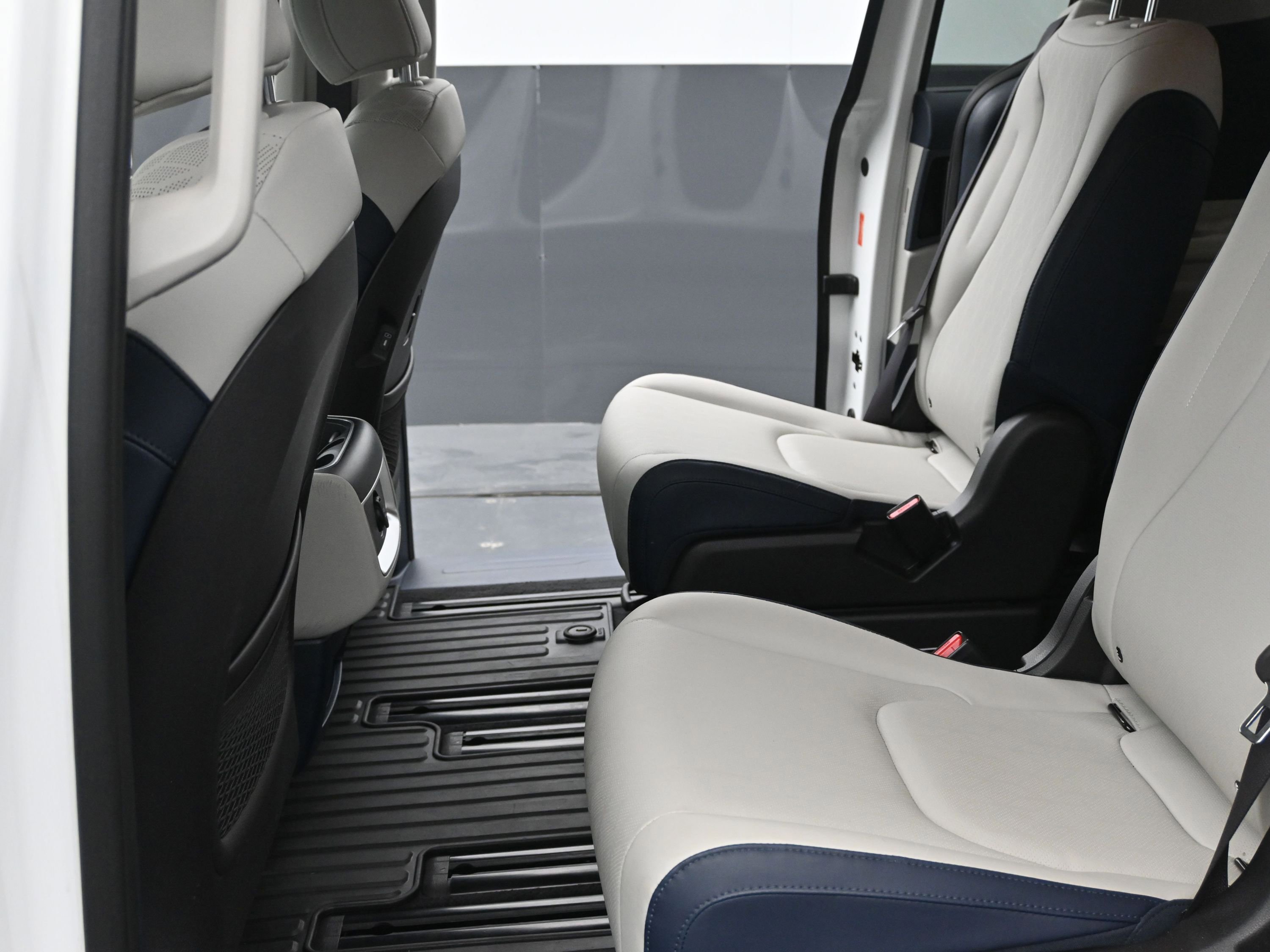 Used 2025 Kia Carnival EX image 11