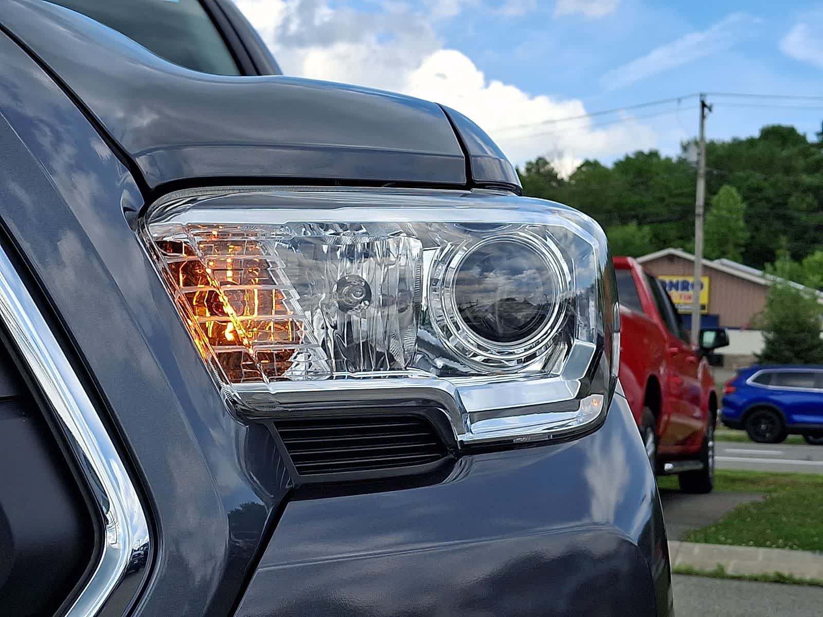 Certified 2021 Toyota Tacoma SR5 AWD/4WD image 11