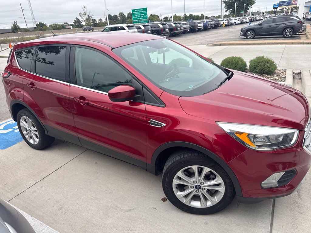 Used 2017 Ford Escape SE w/ SE Cold Weather Package AWD/4WD image 1