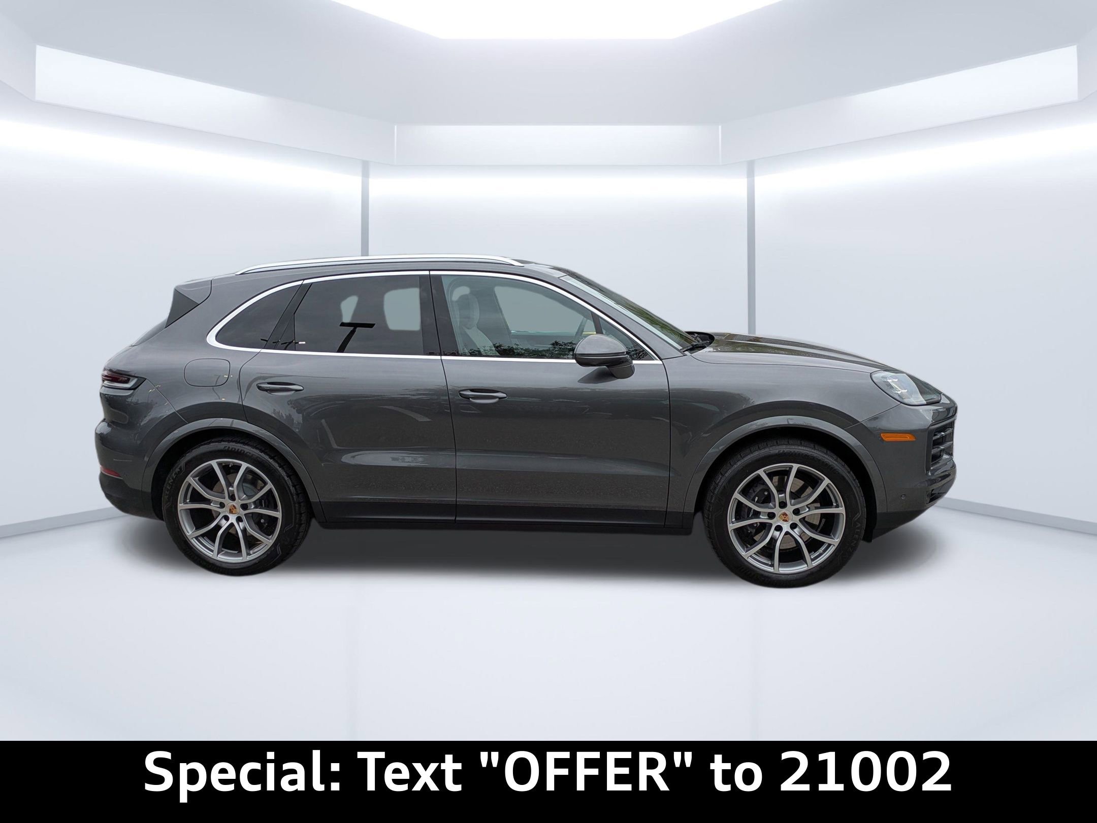Used 2025 Porsche Cayenne Base image 2