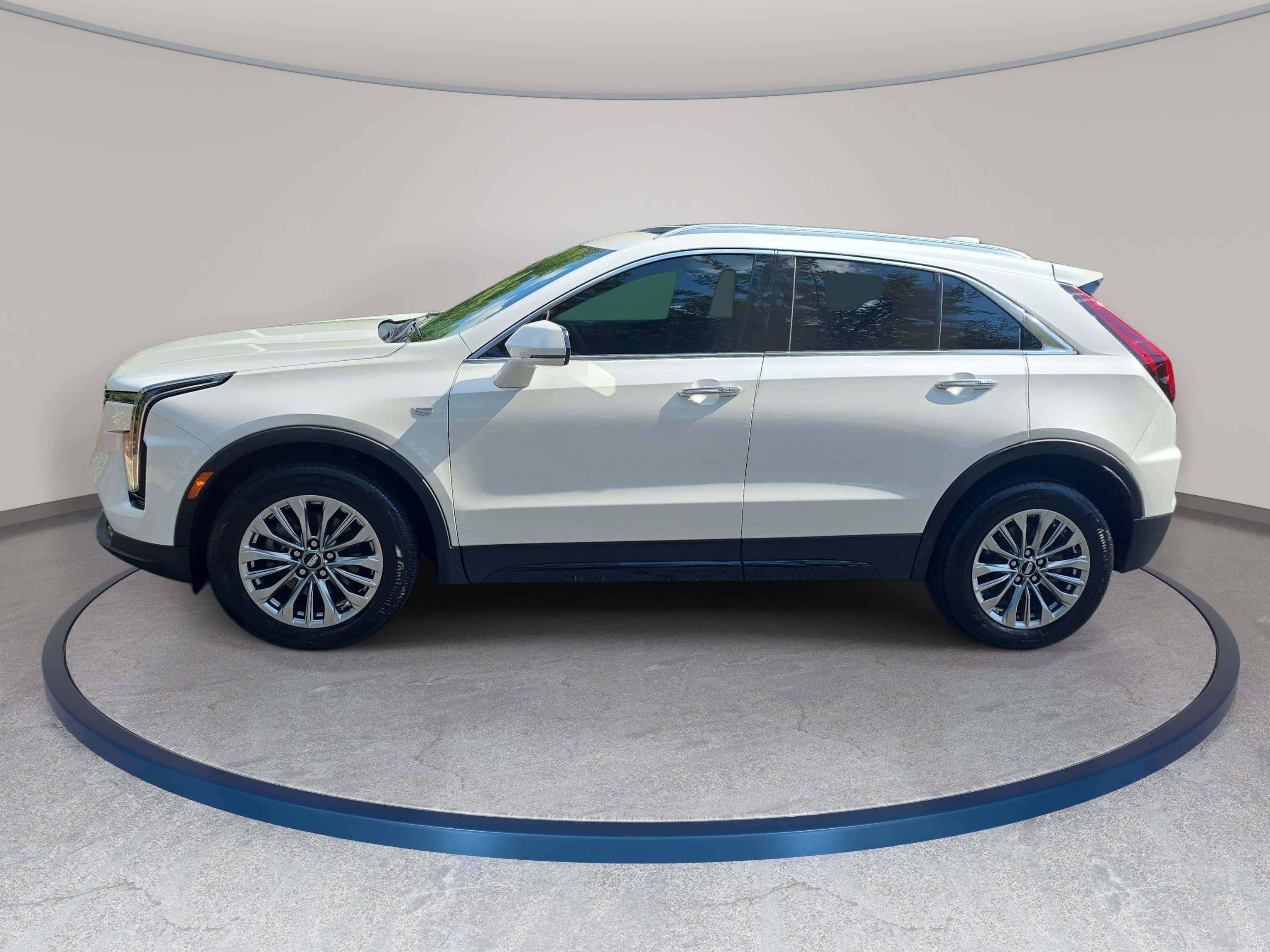 Used 2024 Cadillac XT4 Premium Luxury w/ Technology Package FWD image 8