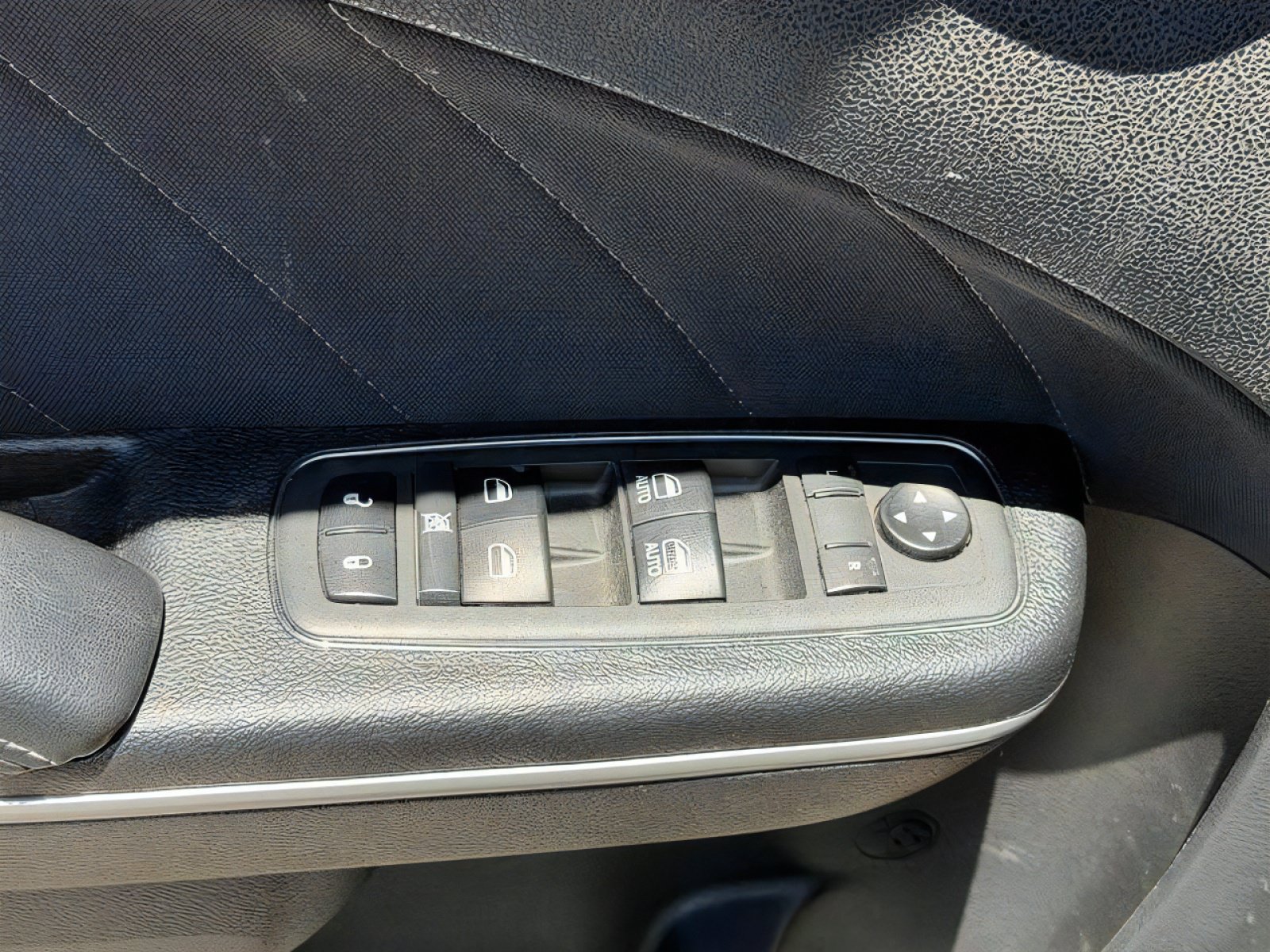 Used 2019 Dodge Charger SXT RWD image 16
