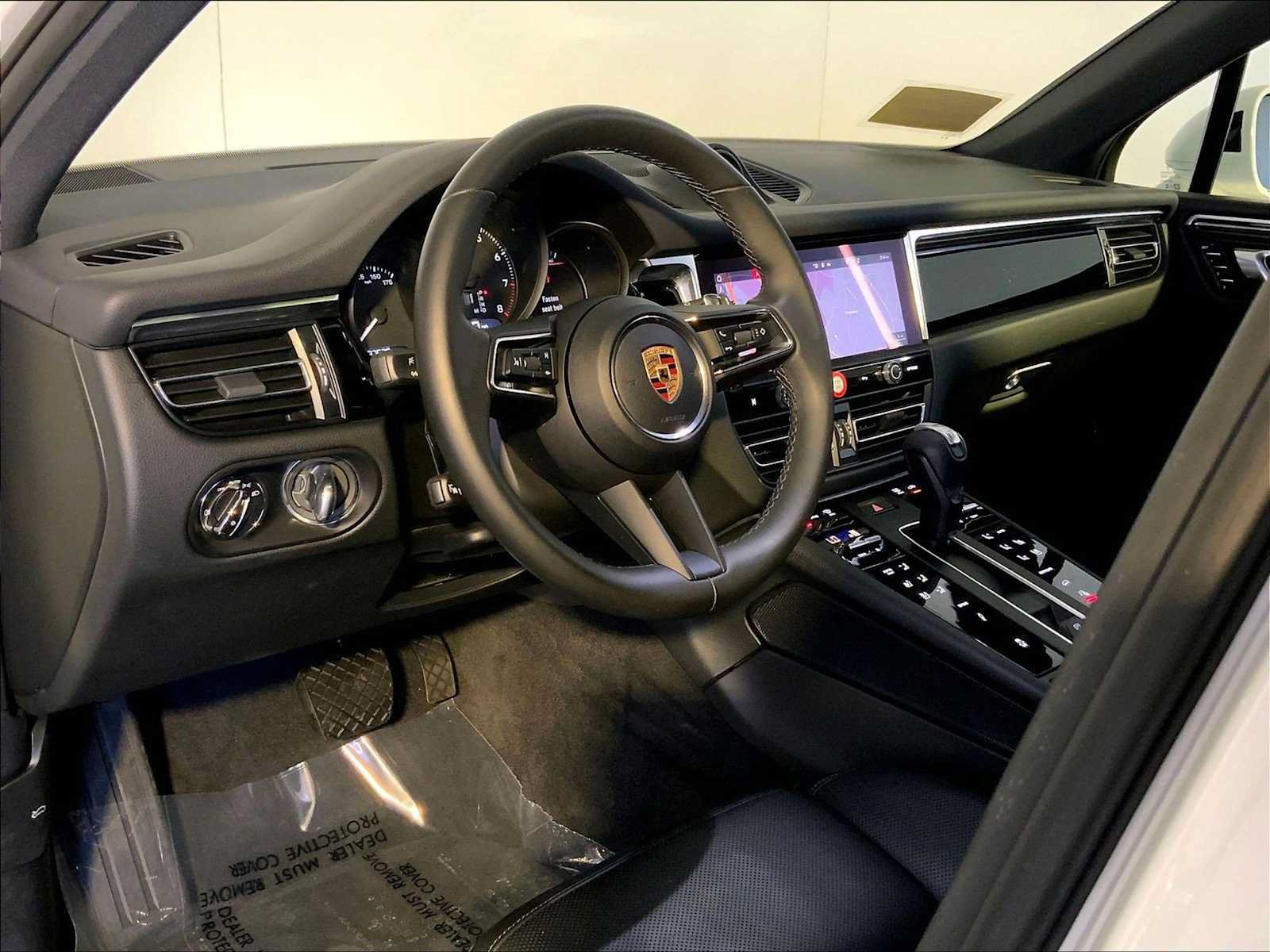 Certified 2024 Porsche Macan AWD/4WD image 4