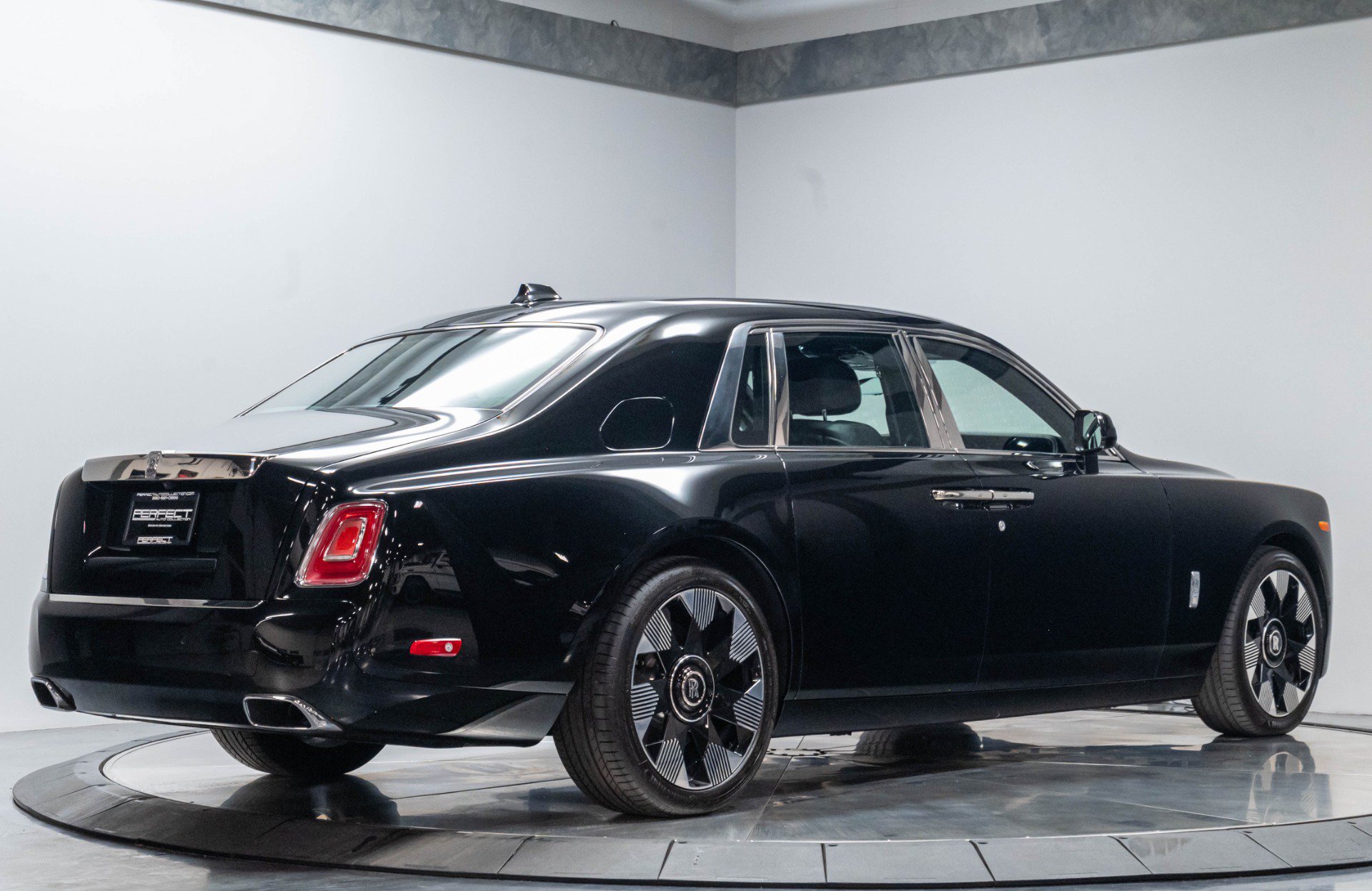 Used 2024 Rolls-Royce Phantom Sedan w/ The Phantom Package RWD image 42