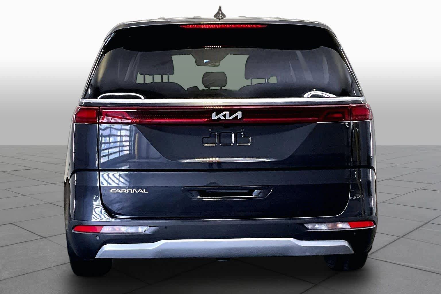Used 2023 Kia Carnival LX FWD image 5